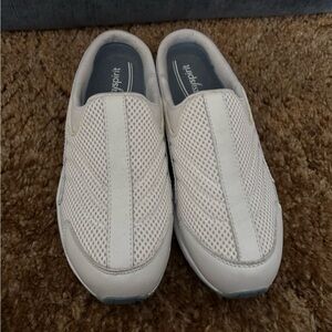 Easy Spirit White Mesh women’s slip-on Shoes